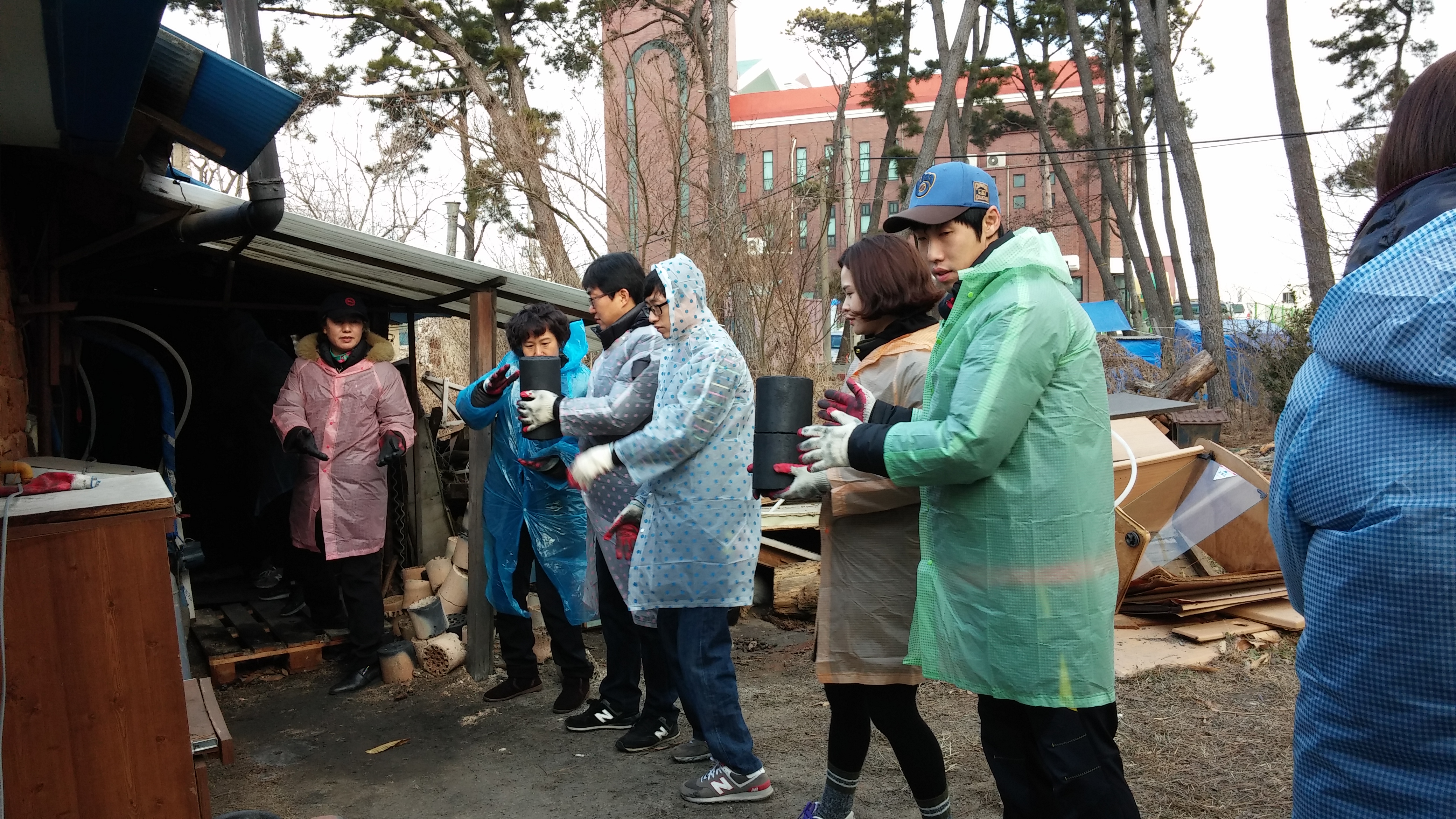 연탄을 나르는 사람들