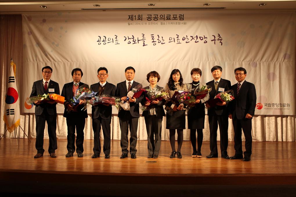 신효철원장 기념촬영 장면