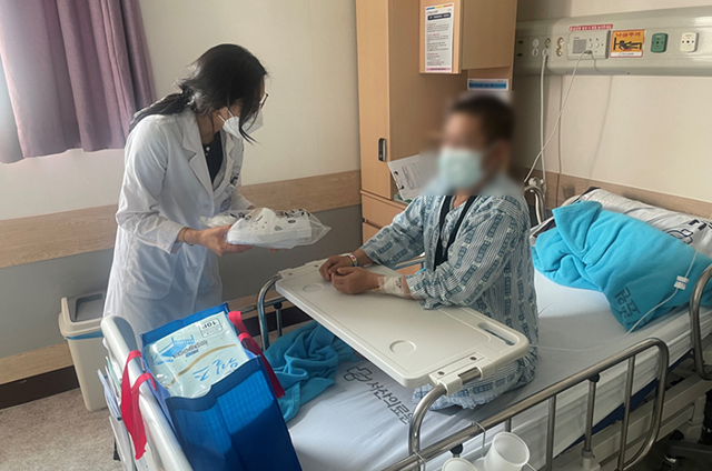 입원한 외국인근로자 진료 2