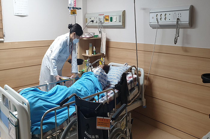 의료진이 환자 상태를 확인하는 모습